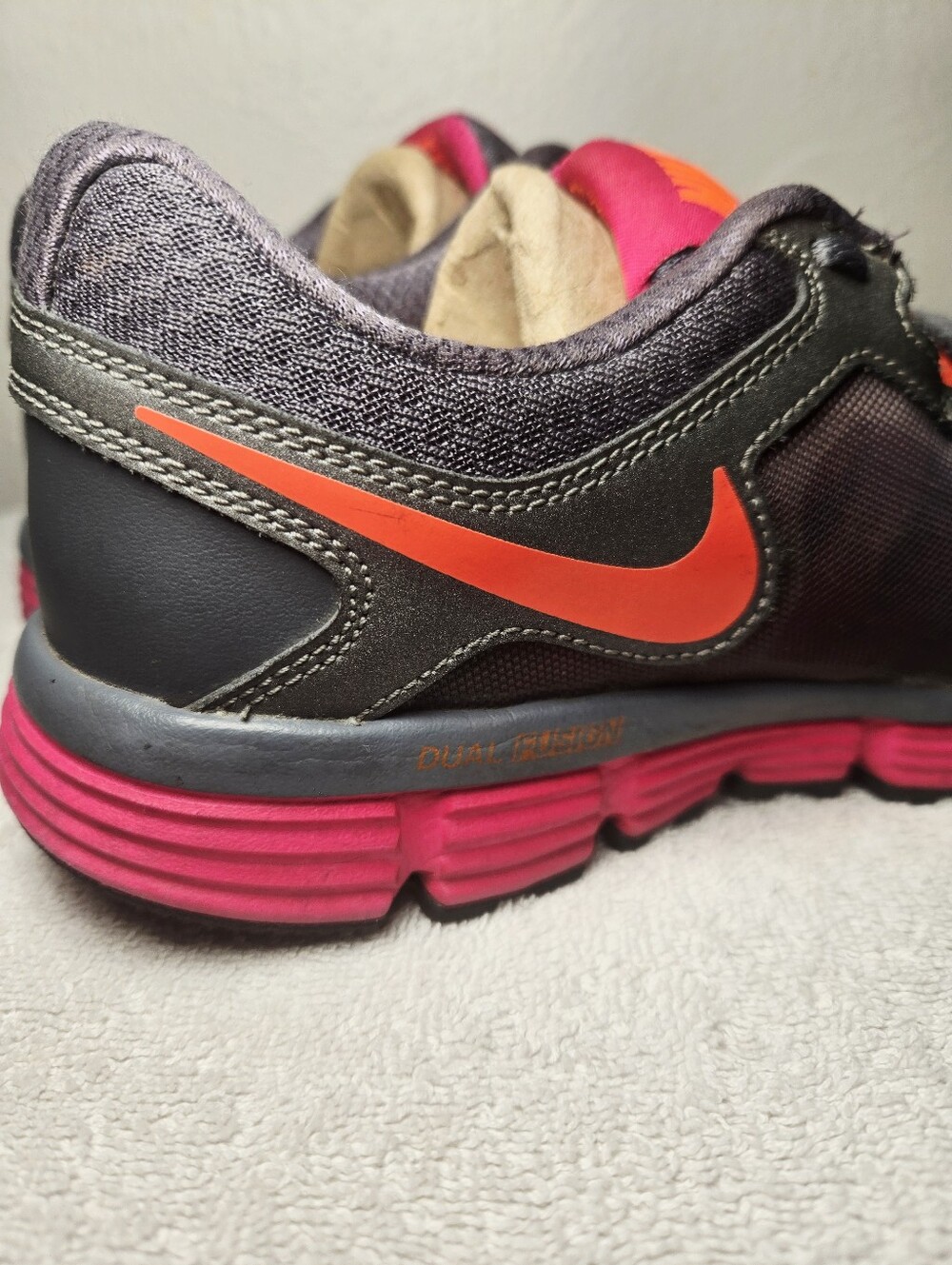 Nike Womens Size 7 Dual Fusion ST 2 Running Shoes Gray Pink Silver 454240-066 - Picture 8 of 10